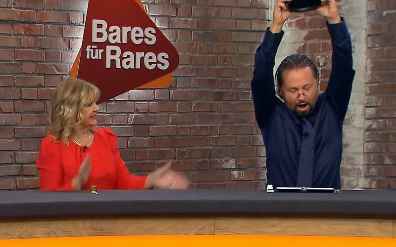 Ungeahnte Jubelszenen im "Bares für Rares"-Händlerraum: Eine auf den ersten Blick unscheinbare Kupferdose sorgte in der Dienstagsausgabe der ZDF-Trödelshow nicht nur bei Wolfgang Pauritsch (Bild) für Begeisterung ...