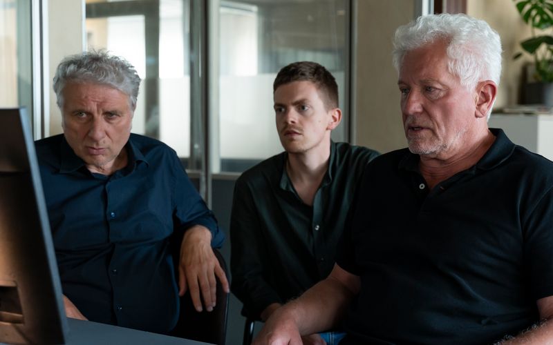 Franz Leitmayr (Udo Wachtveitl, links), Kalli Hammermann (Ferdinand Hofer, Mitte) und Ivo Batic (Miroslav Nemec) sind entsetzt von den Gewaltvideos im Netz.