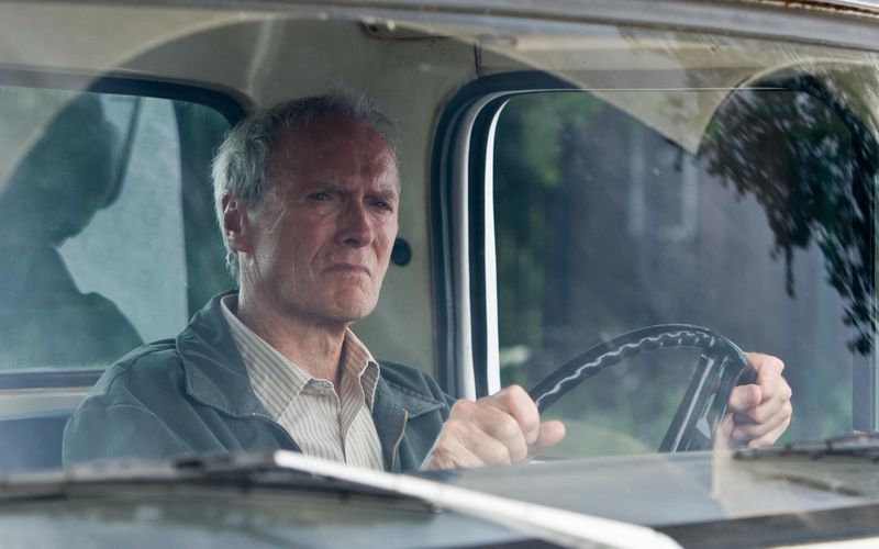 Walt (Clint Eastwood) hat seine Nachbarschaft fest im Blick.