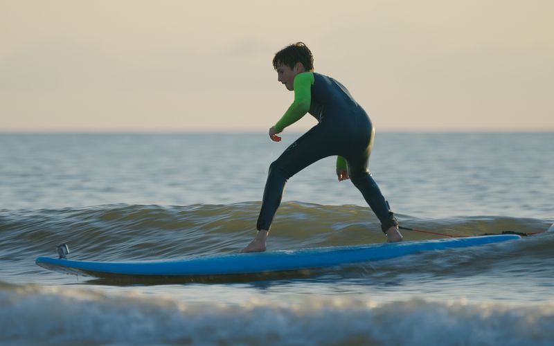 Vom Krankenbett aufs Surfbrett: Durch das Wellenreiten möchte Christoph nach seiner Krebserkrankung mehr Selbstbewusstsein finden.