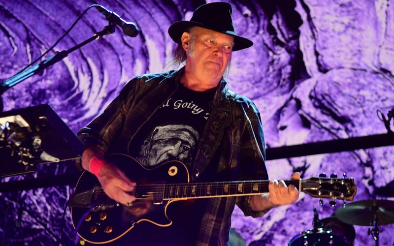 Eigentlich sollte Neil Youngs anstehende Europatour in Schweden starten. Nun hat die Rockikone als Tourauftakt ein kostenloses Konzert in der Ukraine angekündigt.