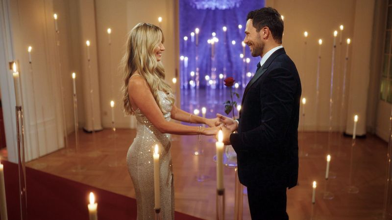 "Möchtest du diese allerletzte Rose annehmen?" Viele Male bildete der Satz den romantischen Abschluss einer "Bachelor"-Staffel. Doch nur selten wurde es etwas mit der ewigen Liebe. Ein Grund mehr für eine Bilanz zum Finale der aktuellen Staffel (Mittwoch, 27. August, 20.15 Uhr, RTL): Wer waren die Traumpaare der RTL-Datingshow? Mit wem sind die Beteiligten heute liiert?