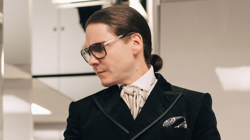 In der neuen Serie "Becoming Karl Lagerfeld" spielt Daniel Brühl den bekannten deutschen Modeschöpfer.