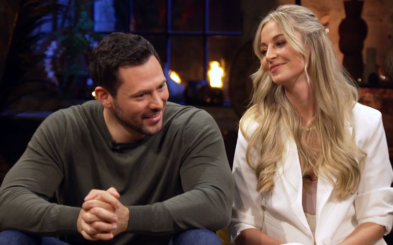 In der ersten Staffel, in der gleich zwei "Bachelors" die Liebe suchten, fand nur einer der beiden sein Glück. Für Sebastian Klaus (Bild) gab es 2024 kein Happy End: Der Hamburger hatte seine letzte Rose an Kandidatin Larissa (Bild) verteilt - und das, obwohl die nach dem Dreamdate heftige Zweifel plagten. "Hat nicht geklappt", musste Sebastian Frauke Ludowig auf ihre Frage "Seid ihr noch in Paar?" gestehen.