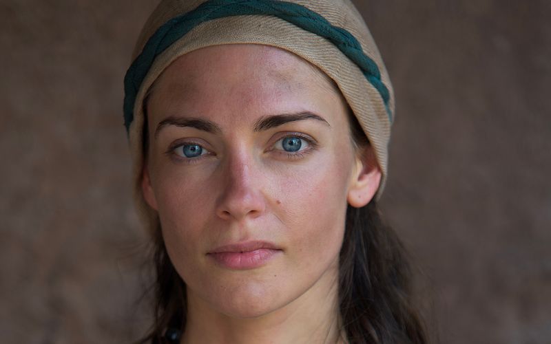 Laura Berlin, hier als Maria Magdalena im Dokudrama "INRI - Warum musste Jesus sterben?", spielt auch in der ZDFneo-Serie "Bauchgefühl" und sie ist der (deutsche) Star der Netflix-Serie "Vikings: Vahalla".