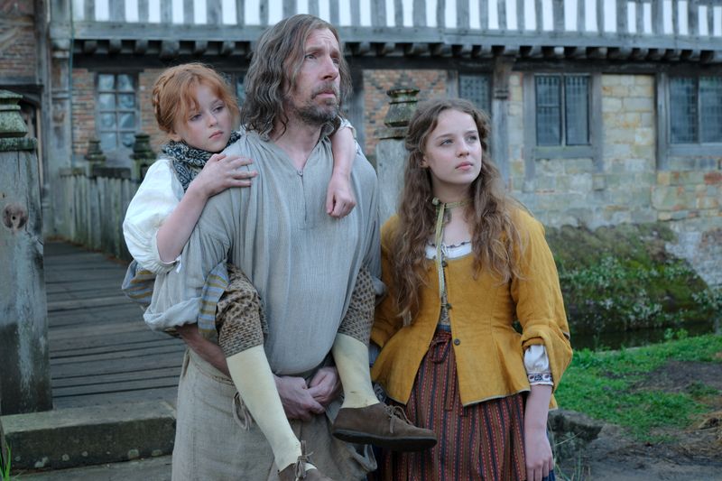 Wie viele im Dorf leiden auch Sam Trotter (Craig Parkinson) und seine Töchter George (Florence Keen, links) und Roxy (Bo Bragason) unter der Tyrannei vom Sohn des Gutsbesitzers. 