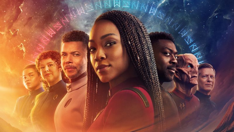 "Discovery" steht für den radikalsten Bruch mit klassischen "Star Trek"-Konventionen. Optisch imposant, erzählerisch jedoch oft inkonsistent wurde der wilde Trip von Heldin Michael Burnham wahrgenommen, der eine Dekade vor Kirks Abenteuer anfängt - aber irgendwann in einer fernen Zukunft landet. Fans kritisieren ein zu emotionales Writing, übertriebene Wokeness sowie inkohärente Plots. Trotz prominenter Besetzung (Sonequa Martin-Green, Michelle Yeoh) spaltete die Serie das Fandom. Bei IMDb kommt "Discovery" auf 7,0 von 10 Punkten, bei Rotten Tomatoes schrumpfte die Zustimmung des Publikums von anfangs 48 auf nurmehr 25 Prozent (Staffel 5).