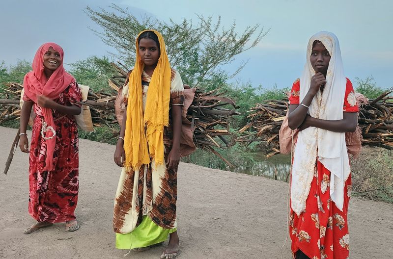 Frauen und Mädchen in Äthiopien arbeiten viel. Sie sammeln täglich Feuerholz zum Kochen und arbeiten für die vielköpfige Familie in der Landwirtschaft.