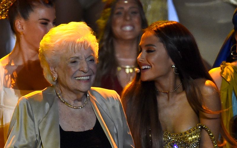 Die beiden trennen fast 70 Jahre: Marjorie Grande (98, links) und ihre Enkelin Ariana Grande (30) arbeiten schon lange zusammen. Die "Nonna" der Grammy-Gewinnerin brach nun sogar einen Rekord.