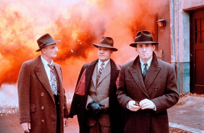 Eine Liebeserklärung der Coen-Brüder an das Gangsterfilm-Genre: "Miller's Crossing" (1990) erzählt von den Machtspielen einer Gangsterbande während der Prohibition. Vor allem begeistert der Klassiker durch die schrulligen Charaktere sowie als Mix aus Film Noir, Krimi, Gangsterfilm und schwarzer Komödie. Zum erstklassigen Ensemble zählen Gabriel Byrne (rechts), Marcia Gay Harden und John Turturro.