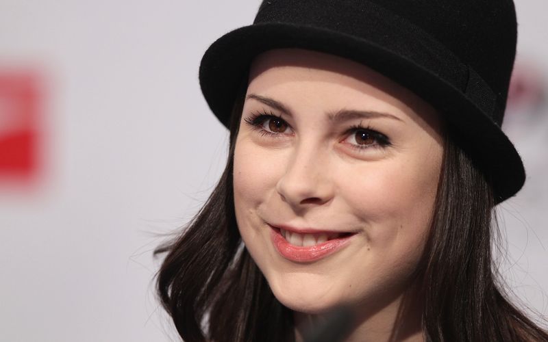 Was für Momente: 2010 holte Lena Meyer-Landrut in Oslo die ESC-Trophäe sensationell nach Deutschland - damals war sie gerade einmal 19 Jahre alt. Anlässlich ihres 35. Geburtstags blicken wir zurück auf die großen Stationen ihrer bisherigen Karriere.  
