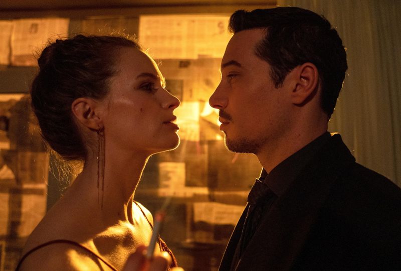 Anara (Marlene Tanczik) und Max van Veeren (Klaus Steinbacher) sind schon eine Weile verheiratet. Doch kennen sie sich überhaupt richtig?