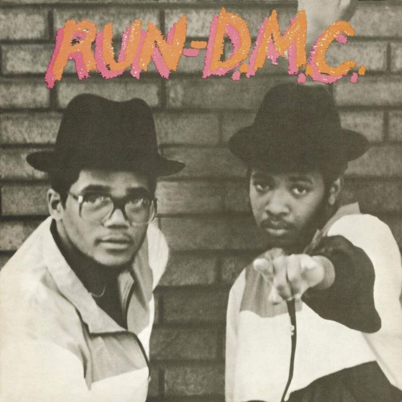 Zweifellos zählen Run-D.M.C. zu den einflussreichsten Rap-Acts der 80er-Jahre - und trugen ihren Teil dazu bei, die Tür des Genres in den Mainstream weit aufzustoßen. Ihr Debütalbum "Run-D.M.C." enthielt Hit-Singles wie "Jam Master Jay", "Hard Times" - und einen bahnbrechenden Crossover-Song: "Rockbox" verknüpfte HipHop mit Hard Rock und lief als erstes Rap-Video auf MTV.