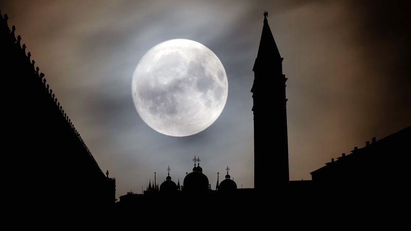 Die Macht des Mondes über Ebbe und Flut macht sich in Venedig vor allem bei Vollmond bemerkbar.