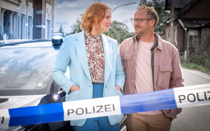 Kommissarin Leonie Winter (Rosalie Thomass) und der mordverdächtige Gabriel Panski (Maximilian Brückner) ermitteln schließlich sogar zusammen.