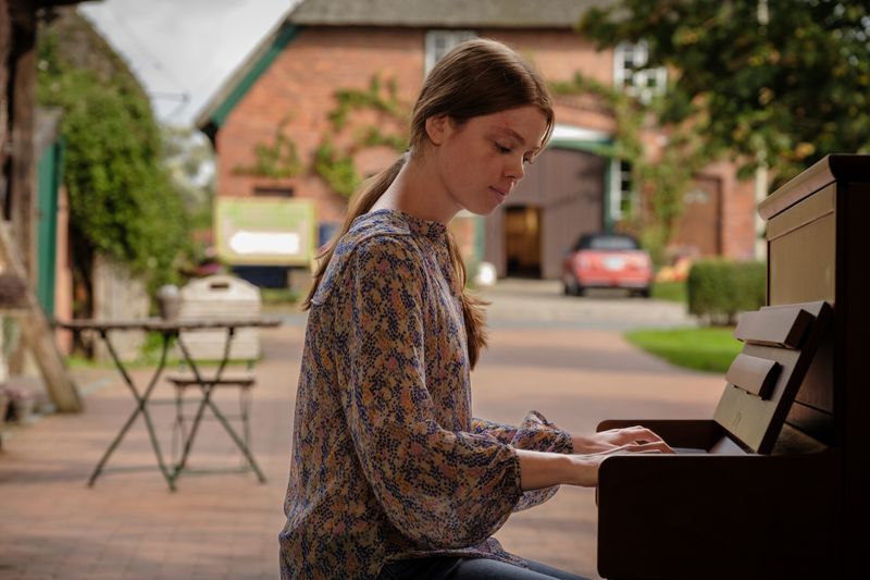 Die blinde Passagierin Mia (Valerie Sophie Körfer) findet auf dem Hof von Bekes Eltern Unterschlupf. Am Klavier entdeckt die junge Frau eine vergessene Begabung wieder. 