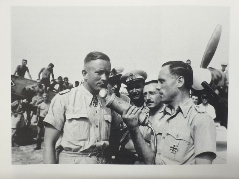 Der spätere ZDF-Gründungsintendant Karl Holzamer (rechts) als Kriegsberichter bei einer Rundfunkreportage während des Angriffskriegs gegen die Sowjetunion.