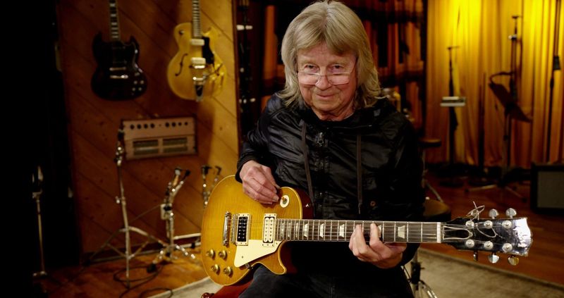 Der Mann, der "Waterloo" spielte: ABBA-Studiogitarrist Janne Schaffer packte für die VOX-Doku "50 Jahre ABBA und das Geheimnis des Schwedenpop" noch mal die uralte Originalklampfe aus.