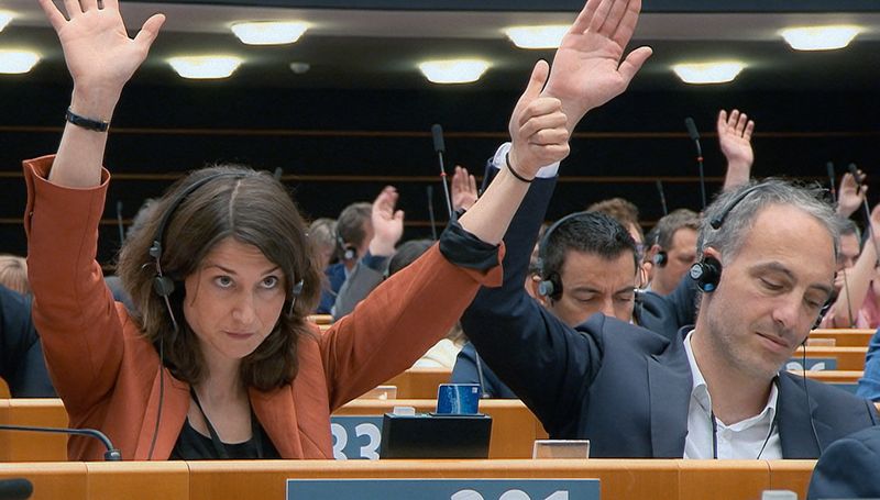 Die niederländische EU-Abgeordnete Lara Wolters und ihr französischer Kollege Raphaël Glucksmann bei der finalen Abstimmung im Parlament.