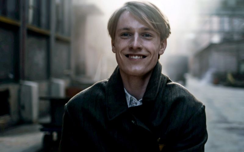 Cioma Schönhaus (Louis Hofmann) möchte sich nicht den Spaß am Leben nehmen lassen. Unter falscher Identität lebt der Jude im Berlin der 1940er-Jahre mitten unter Nazis - ein riskantes Spiel.