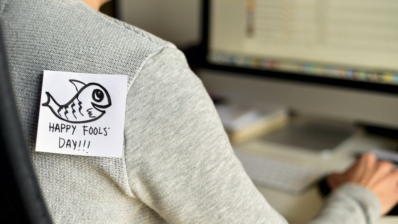 junger Mann und Text glücklichen Narren Tag