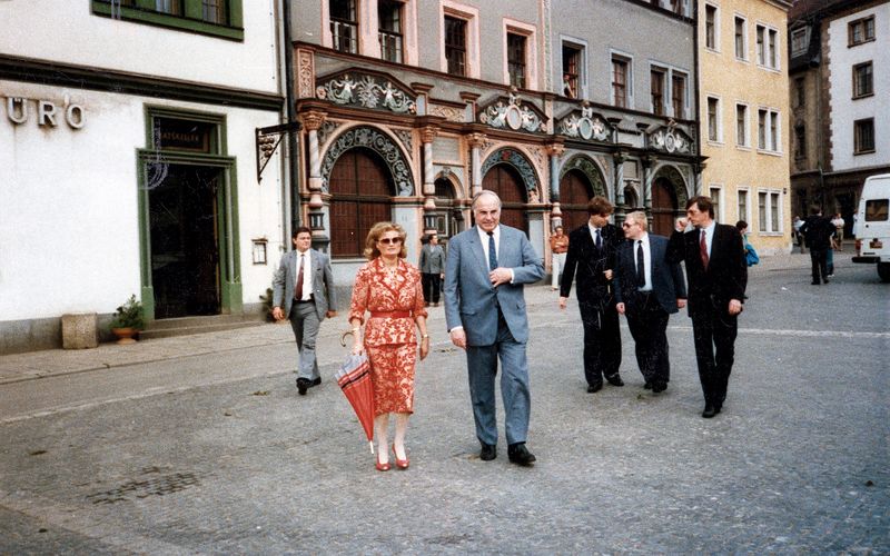 Bundeskanzler Helmut Kohl und seine Ehefrau Hannelore während ihres geheimen DDR-Besuches vom 27. bis 29. Mai 1988, hier in Weimar. Hinten, von links: Peter Kohl, Pressesprecher Friedhelm Ost und Kohl-Berater Wolfgang Bergsdorf.