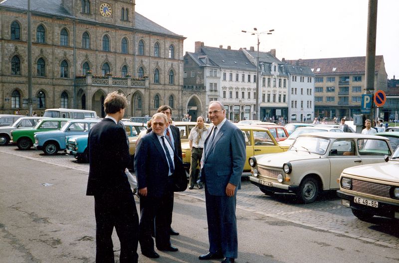 Bundeskanzler Kohl im Gespräch auf dem Weimarer Marktplatz, mit Pressesprecher Friedhelm Ost im Mai 1988.