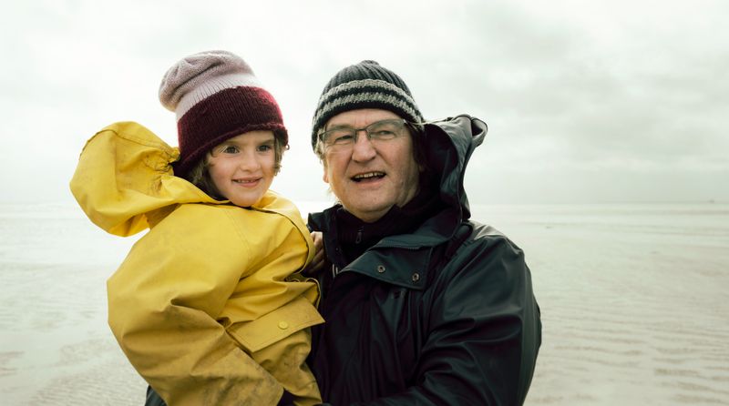 Rückblende in die Kindheit: Deichgraf Hauke Haien (Detlev Buck) genießt die Zeit mit seiner kleinen Tochter Wienke (Hanna Frieda Weiss).