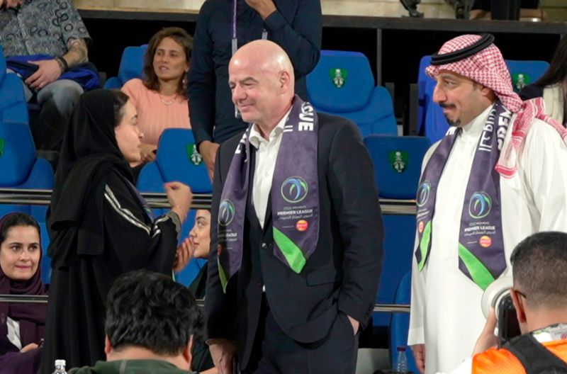 Hier zeigen sich FIFA-Chef Giovanni Infantino (zweiter von links) und  der saudische Fußballpräsident Yasser Al-Misehal gemeinsam im Stadion in Bahaian. Die "Weltspiegel Doku: Nimmt uns Saudi-Arabien den Fußball?" widmet sich der Frage, ob Fußball in der Wüste tatsächlich eine große Zukunft hat.