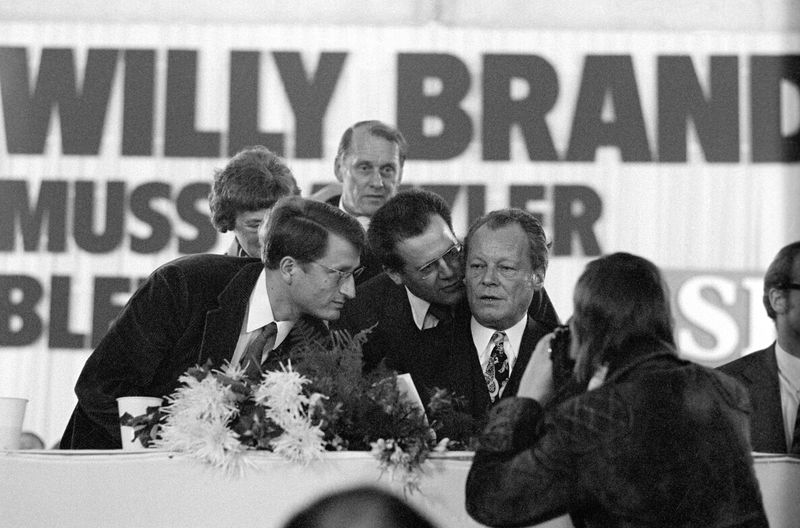 Beim SPD-Parteitag in Dortmund liegt Günter Guillaume noch Willy Brandt am Ohr. Außerdem im Bild: Dietrich Sperling und BKA-Beamter Bauhaus (hinten).