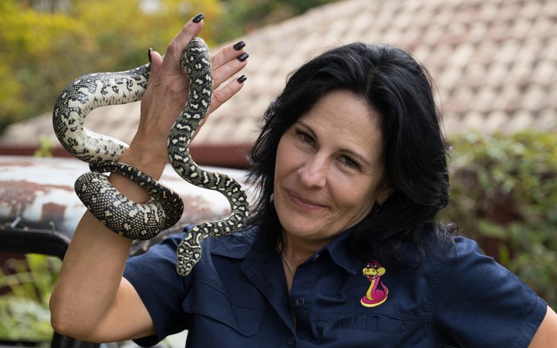 Julia Baker (55) ist "Die Schlangenfängerin" (ab Mittwoch, 8. Mai, DMAX, und jede Folge eine Woche vorab bei Discovery+). Sie schreckt vor nichts zurück, um die Tiere aus Garagen und Co. wieder in die Natur zu entlassen. 