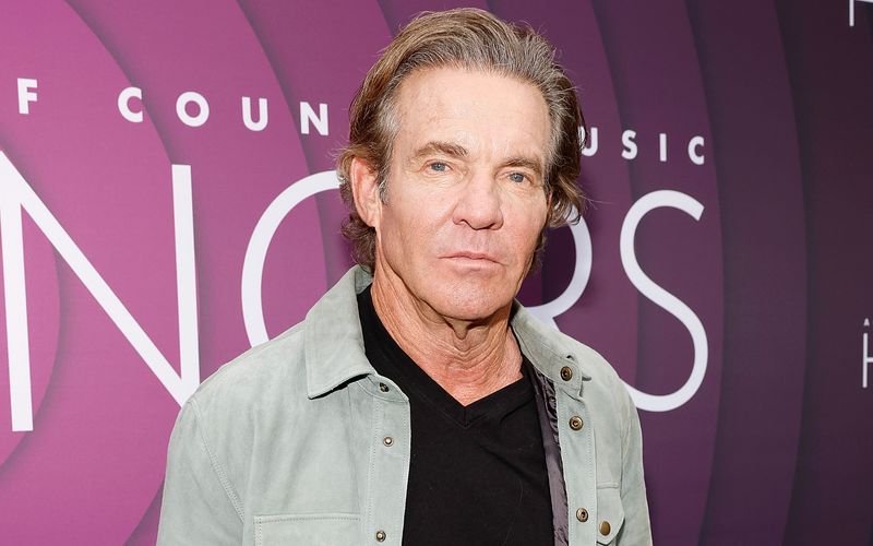 Natürlich hat das Alter auch bei Dennis Quaid Spuren hinterlassen. Und es ist ja auch schon 40 Jahre her, dass er mit "Die weiße Hai 3-D" (1983"), "Enemy Mine - Geliebter Feind" (1985) und "Die Reise ins Ich" seine größten Erfolge feierte. Dennoch: Dass der Ex-Mann von Meg Ryan im April tatsächlich bereits sein 71. Lebensjahr vollendete, ist einigermaßen überraschend.