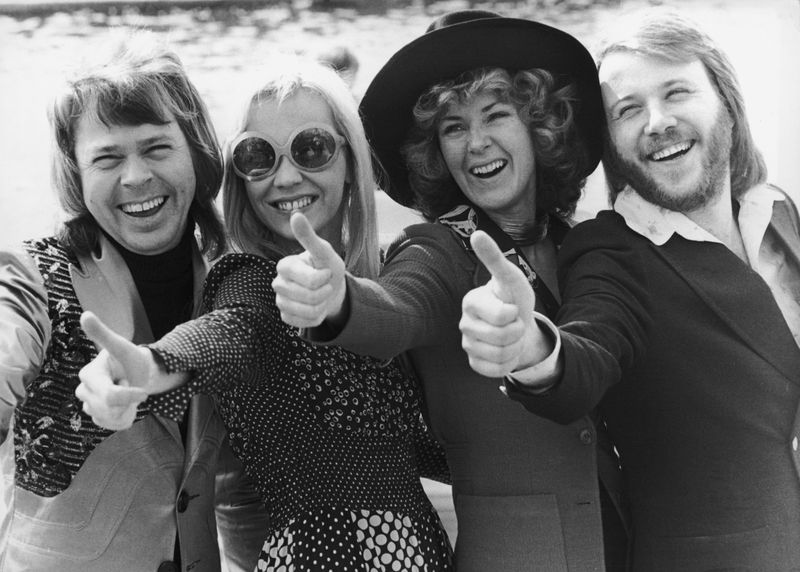 Daumen hoch! Am Tag nach ihrerm "Waterloo"-Triumph im April 1974 hatten ABBA eine Menge Grund zum Strahlen.