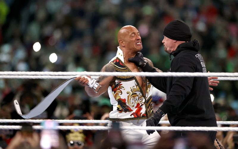 Ein echter Paukenschlag: Am zweiten Abend von "WrestleMania 40" tauchte plötzlich der Undertaker auf, um "The Rock" niederzustrecken.