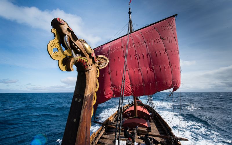 Ein norwegischer Unternehmer beschloss 2008, ein Holzboot nach Vorbild der Wikinger zu bauen. Die Konstruktion und die anschließende Atlantik-Überquerung sind Teil einer sechsteiligen Doku-Serie, die nun erstmals bei The History Channel zu sehen ist. 