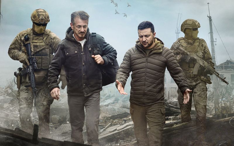 Direkt an der Front: Hollywoodstar Sean Penn (Zweiter von links) reiste mehrfach ins Kriegsgebiet in die Ukraine, um unter anderen den ukrainischen Präsidenten Wolodymyr Selenskyj (Dritter von links) traf.