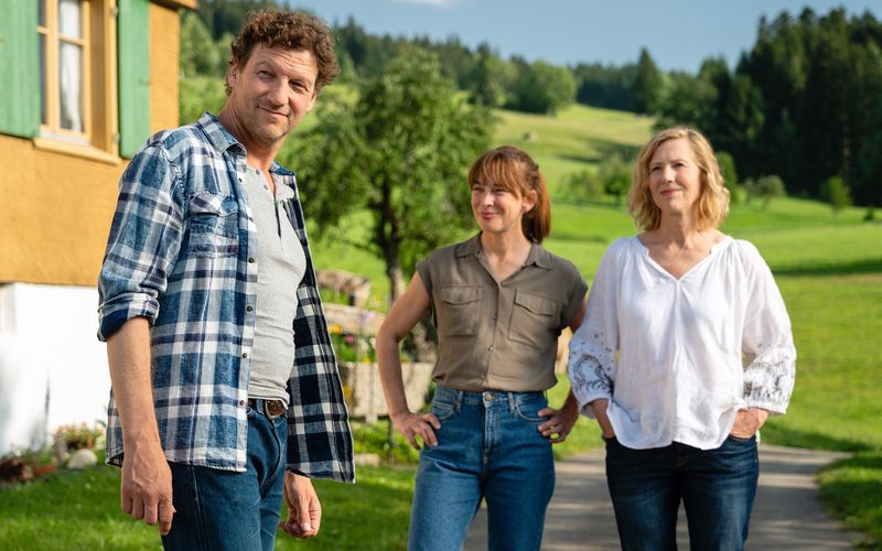 Georg (Thomas Unger) und Marie (Catherine Bode, Mitte) unterstützen Helga (Petra Zieser).