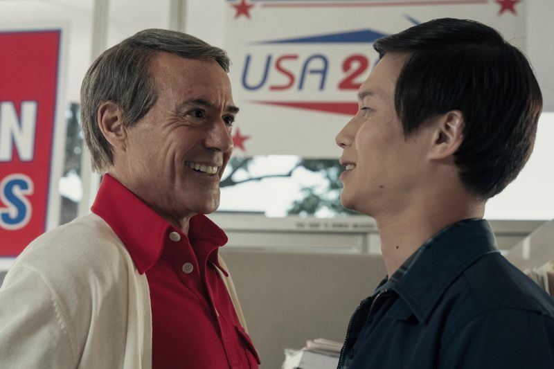 Der Captain (Hoa Xuande, rechts) trifft sich mit zahlreichen Protagonisten des US-amerikanischen Establishments, die alle von Robert Downey Jr. gespielt werden.