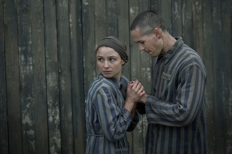 Szene aus der Sky-Serie "The Tattooist of Auschwitz": Lale (Jonah Hauer-King) und Gita (Anna Próchniak) lernen sich im KZ kennen und lieben.