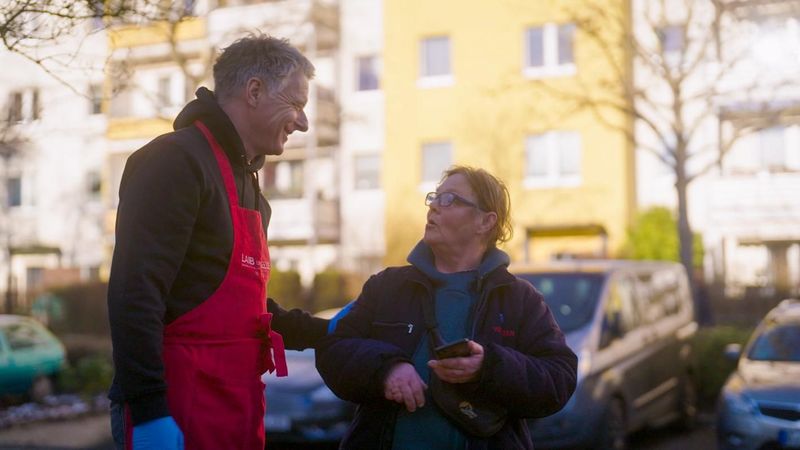 In Berlin-Hellersdorf traf Jörg Pilawa auf Evi. Die 63-Jährige kümmert sich um ihren kranken Mann, ihre kranke Tochter und ihre vier Enkelkinder.