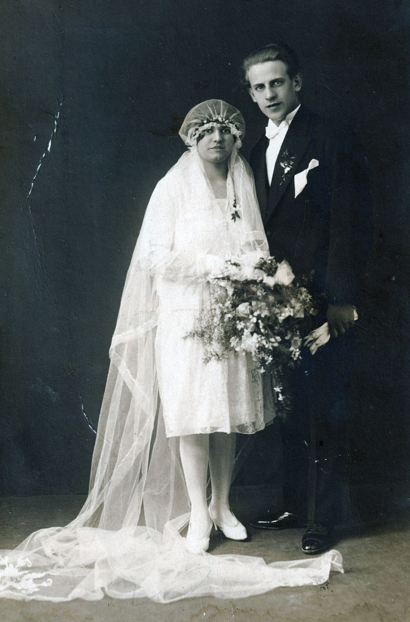 Bereits wenige Monate nach ihrem Kennenlernen heirateten die 20jährige Emilie und Oskar Schindler 1928 in Zwittau im heutigen Tschechien. Ihr Vater missbilligte die Heirat mit dem noch "unfertigen" Mann. 