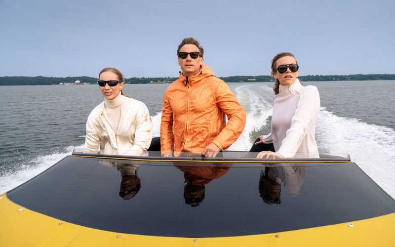 Dr. Moritz Neiss (Patrick Kalupa) liebt den großen Auftritt (von links): Bootsführerin (Cosma Dujat), Nice (Patrick Kalupa), Passagierin (Ilka Selmer).