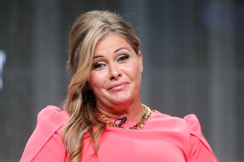 "Baywatch"-Co-Star Nicole Eggert haderte mit ihrem Aufsehen: "Die einteiligen Badeanzüge waren nicht gerade schmeichelhaft. Ich wollte sie überhaupt nicht tragen", gestand Eggert 2024 im "People"-Interview. Um sich dem Idealbild anzupassen, entschied sie sich für Implantate, damit ihr Badeanzug besser sitze und "keine Falten mehr wirft". 