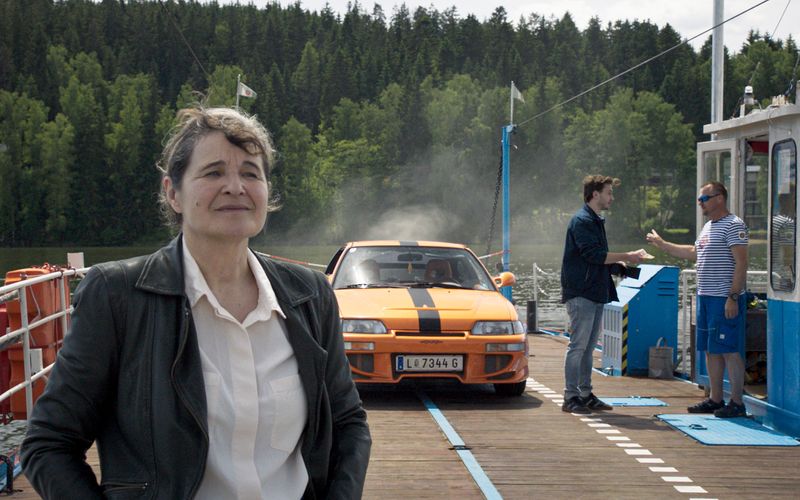 Grete (Maria Hofstätter) und Stani (Leonard Stirsky Hädler, Mitte) überqueren den Moldaustausee Lipno.