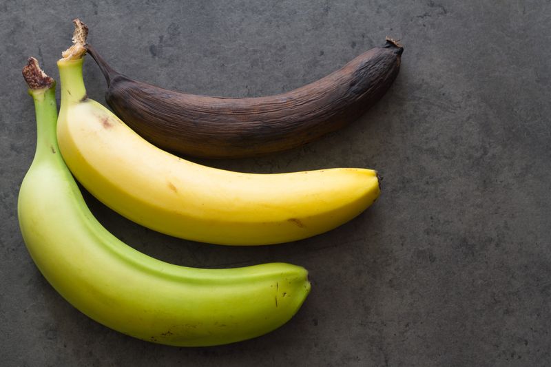Tatsächlich reicht das Farbspektrum von grün bis hin zu braun und hängt vom Reifegrad ab. Unreife Bananen sind grünlich. Bei sehr reifen oder überreifen Bananen geht der Farbton ins Bräunliche oder die gelbe Banane hat braune Flecken. Mit zunehmender Reife ändert sich aber nicht nur die Farbe der Banane, sondern auch ihre Konsistenz.