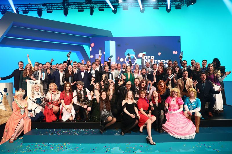 Gruppenfoto: Das sind die Gewinner des Deutschen Computerspielpreis 2024.