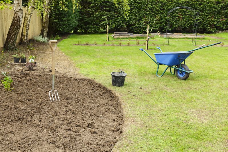 Die wenigsten werden mit einem grünen Daumen geboren. Ein schöner Garten ist oft das Ergebnis jahrelanger Erfahrung und dem Lernen aus Fehlern. Und auch dann muss nicht immer alles so klappen, wie beabsichtigt. Wir geben Ihnen ein paar Tipps an die Hand, damit Sie einfache Fehler vermeiden können und der Spaß im Vordergrund bleibt.