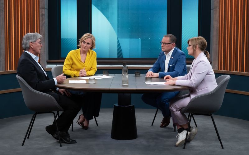 Im ARD-Talk diskutierten am Sonntag, von links: Joe Kaeser, Moderatorin Caren Miosga, Tino Chrupalla und Nadine Lindner.