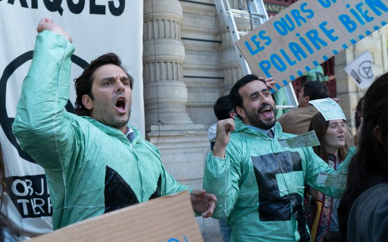 Ehe sie sich versehen, stehen die Schwindler Albert (Pio Marmai, links) und Bruno (Jonathan Cohen) mit Klimaaktivisten auf der Straße.