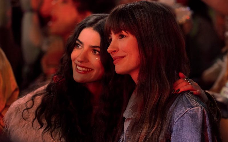 Solène (Anne Hathaway, rechts) und ihre 17-jährige Tochter Izzy (Ella Rubin) haben ein besonders enges Verhältnis zueinander. Solène bekam ihr Kind sehr früh, während des Studiums. Die langejährige Liebe zu Izzys Vater zerbrach vor einigen Jahren.